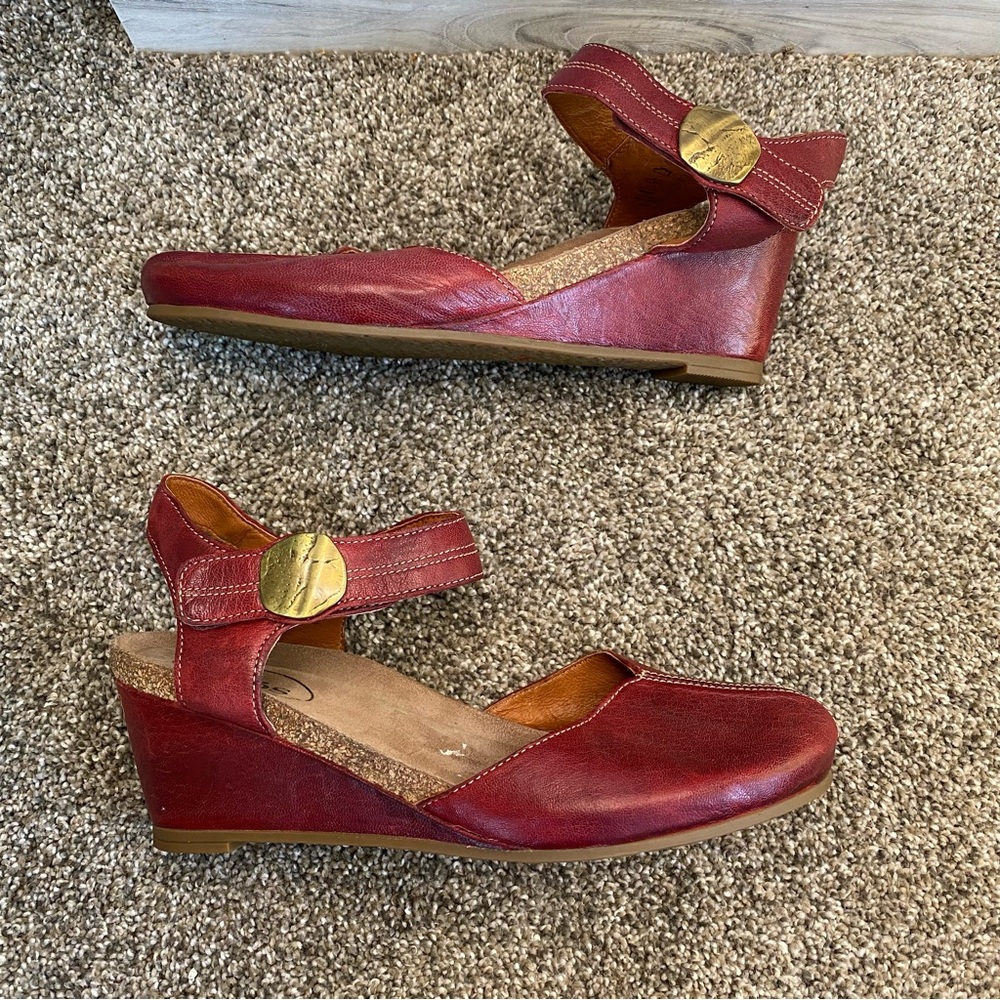 Taos Women's Penelopeep Wedge Sandal Red Leather Shoes Size 39 US 8.5-9